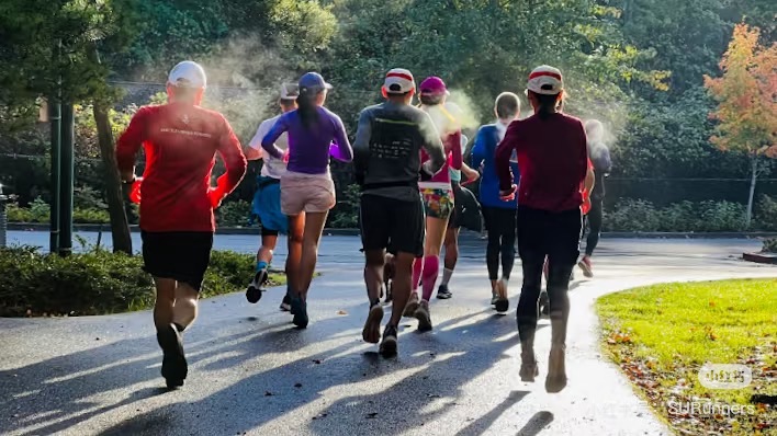 Seattle United Runners members starting a weekend run together